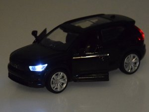 Jokomisiada Auto metalowe model Volvo XC40 Recharge skala 1:32 dźwięki światło ZA4614 3