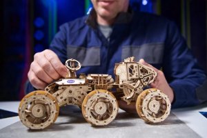 UGEARS Składany Drewniany Model 3D - Załogowy Łazik Marsjański 11