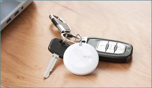 MiLi Lokalizator GPS biały + brązowe etui w formie breloka MiTag 3