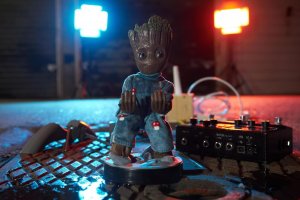 Cable Guys Exquisite Gaming stojak na smartfon / kontroler Cable Guys Marvel Strażnicy Galaktyki: Toddler Groot w piżamce 15
