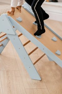 Małpiszon Domowy plac zabaw trójkąt Pikler Montessori drewno Moon LunaToys 35