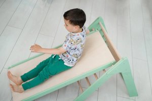 Małpiszon Domowy plac zabaw trójkąt Pikler Montessori błękitny Moon LunaToys 11