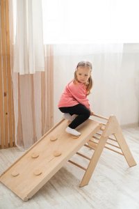 Małpiszon Domowy plac zabaw trójkąt Pikler Montessori różowy Moon LunaToys 17