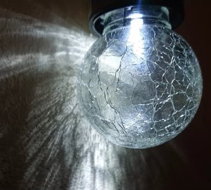 Aigostar  Szklana kulka zawieszana fi 5 cm lampka solarna chłodna z uchwytem Szklana kulka zawieszana fi 5 cm lampka solarna chłodna z uchwytem 9