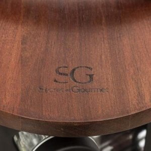 Secret de Gourmet Stojak na przyprawy wykonany z drewna oraz metalu wyposażony w szesnaście szklanych pojemników 3