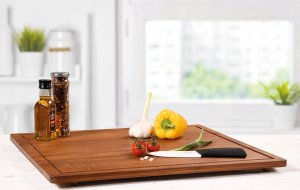 Deska do krojenia Kesper Deska do krojenia z antypoślizgowymi nóżkami, ciemny bambus, 50 x 56 cm 3