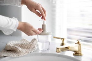 Dozownik do mydła Koziol Dozownik do płynnego mydła FLOW, KOZIOL 2