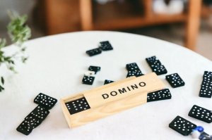 PrzydaSie Domino 28 X Drewniane Klocki Gra Rodzinna Pudełko 3