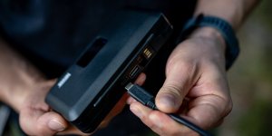 Newell Ładowarka dwukanałowa Newell LCD-PB-SD do baterii LP-E6 9