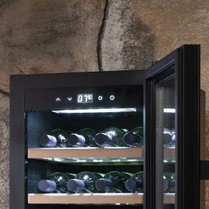 Caso | Smart Wine Cooler | WineExclusive 38 | Energy efficiency class G | Free standing | Bottles capacity 38 bottles | Cooling type Compressor technology | Czarny 3