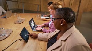 Laptop HP HP EliteBook 835 G11 AMD Ryzen™ 7 8840U Laptop 33,8 cm (13.3") WUXGA 32 GB LPDDR5x-SDRAM 512 GB SSD Wi-Fi 6E (802.11ax) Windows 11 Pro Srebrny 13