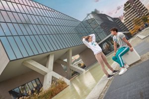 Arena Bluza sportowa z kapturem ocieplana kangurka Arena Planet Water R.L 12