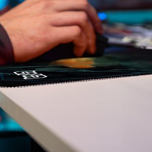 Podkładka Tilt PODKŁADKA POD KLAWIATURĘ Ukryty Kot 90x40 TILT XL Wytrzymała Dla gracza 4