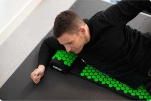 Neo-Sport NeoSport Mata do akupresury z kolcami  NS-901 czarno-zielona 5