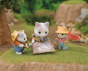 Figurka Epoch Sylvanian Families - Wyspa z wodospadem Secret Forest + figurka pieska husky (5761) 11