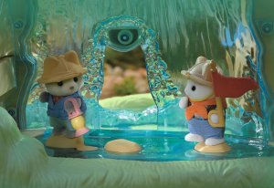 Figurka Epoch Sylvanian Families - Wyspa z wodospadem Secret Forest + figurka pieska husky (5761) 13