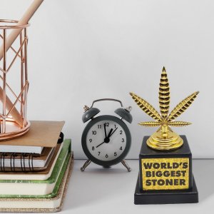 Thumbs Up Mad Monkey - TROFEUM "World's Biggest Stoner" 3