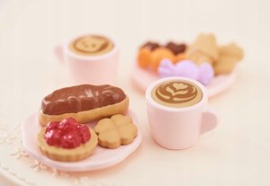 Epoch Sylvanian Families - Stół, krzesła i mnóstwo słodkości (5742SYL) 5