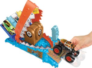 Mattel Hot Wheels Monster Trucks Arena Smashers: Entry Challenge - Tiger Shark Treasure Chomp Challenge, toy vehicle 1