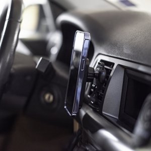 Forever Forever uchwyt samochodowy do kratki MACH-100 magnetyczny z ładowaniem bezprzewodowym czarny 15W 7