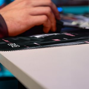 Podkładka Tilt PODKŁADKA POD MYSZ MYSZKĘ Glitched Yuki 30x30 TILT XL XXL Wytrzymała Duża 4