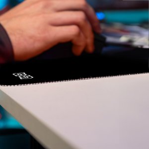 Podkładka Tilt DUŻA PODKŁADKA POD MYSZKĘ Black 30x30 TILT Antypoślizgowa Prezent 4