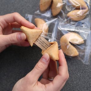 MagiaCiast Chińskie Ciasteczka Szczęścia z Wróżbą dla Gości 100 sztuk 600g 4