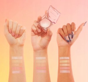 MAKEUP REVOLUTION Highlighter Beam Bright rozświetlacz do twarzy Złoty Gal 2,45g 2