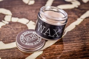 Woody 18.21 Man Made Wax Sweet Tobacco vaškas plaukams, 56,7 g 2