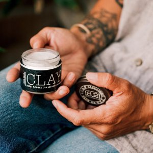 Woody 18.21 Man Made Clay Sweet Tobacco vaškas - molis plaukams, 56,7 g 3