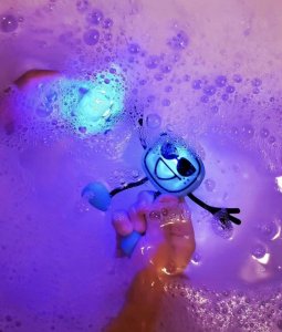 Duronic Glo Pals, Postać do kąpieli Blair - zestaw z dwiema kostkami sensorycznymi świecącymi w wodzie 4