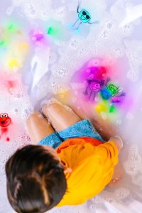 Duronic Glo Pals, Postać do kąpieli Sammy - zestaw z dwiema kostkami sensorycznymi świecącymi w wodzie 3