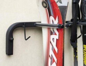 UCHWYT NA NARTY ŚCIENNY METALOWY NA 2 PARY NART 5