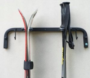 UCHWYT NA NARTY ŚCIENNY METALOWY NA 2 PARY NART 7