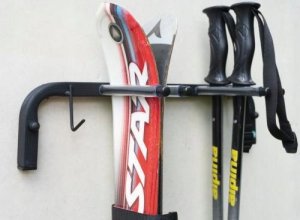 UCHWYT NA NARTY ŚCIENNY METALOWY NA 2 PARY NART 8