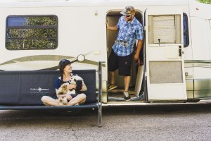 R.E.I.S. Łóżko polowe ławka Disc-O-Bed ONE XLT z boczną kieszenią 4