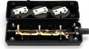 Montis Gniazdo wtyczkowe czterokrotne GN-470 MT088-B białe 2