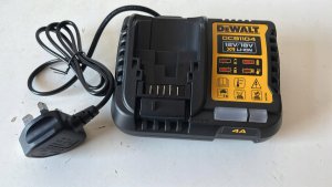 Dewalt DCB1104 10,8-18V System Quick Charger 5