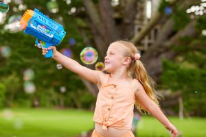 Bunch O Balloons Bunch O Bubbles Mega Bubble Blaster - a large motorized bubble gun 10