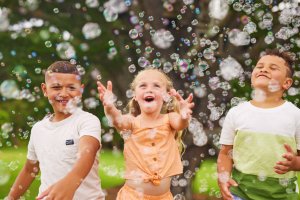 Bunch O Balloons Bunch O Bubbles Mega Bubble Blaster - a large motorized bubble gun 8