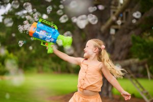 Bunch O Balloons Bunch O Bubbles Mega Bubble Blaster - a large motorized bubble gun 9