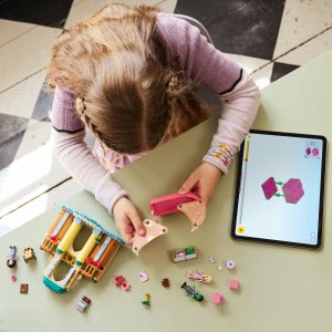 LEGO Wicked Glinda, Elphaba i Nessarose na Shiz University (75681) 4