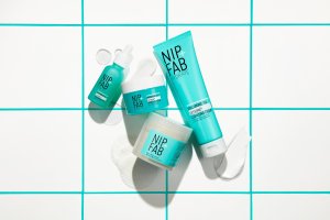 Alkotest NIP+FAB_Hyaluronic Fix Extreme4 nawilżający booster do twarzy 2% 30ml 6