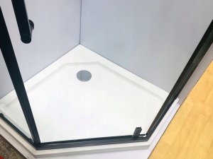 Liveno Kabina prysznicowa pięciokątna 90 czarna LOFT z wysokim 14cm białym brodzikiem 4