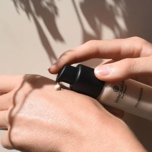 Living Nature Podkład mineralny w płynie Pure Ivory 4