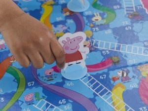 Hasbro Gra planszowa Drabiny i węże Świnka Peppa GR0672 9