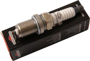 Briggs & Stratton ŚWIECA ZAPŁONOWA BRIGGS&STRATTON TRAKTORY SILNIKI GÓRNOZAWOROWE 19