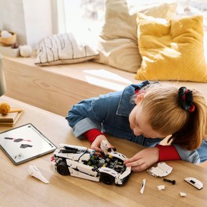 LEGO Technic Biały hipersamochód Koenigsegg Jesko Absolut (42184) 4