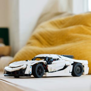 LEGO Technic Biały hipersamochód Koenigsegg Jesko Absolut (42184) 5