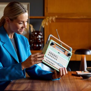 LEGO Icons Radio w stylu retro (10334) 5